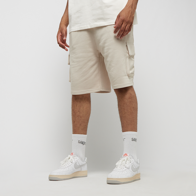 New Era Essentials Cargo Short wit 23246 1