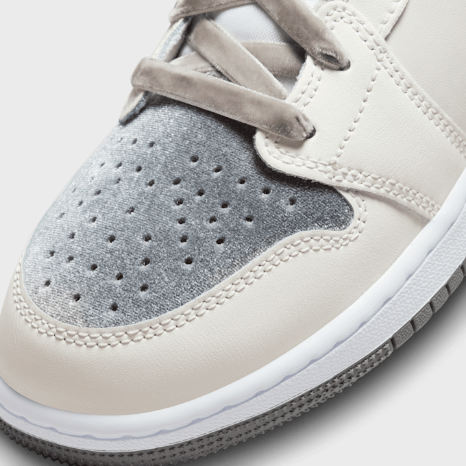 Jordan Air Jordan 1 Mid SE Soft (GS) bijela 23948 7