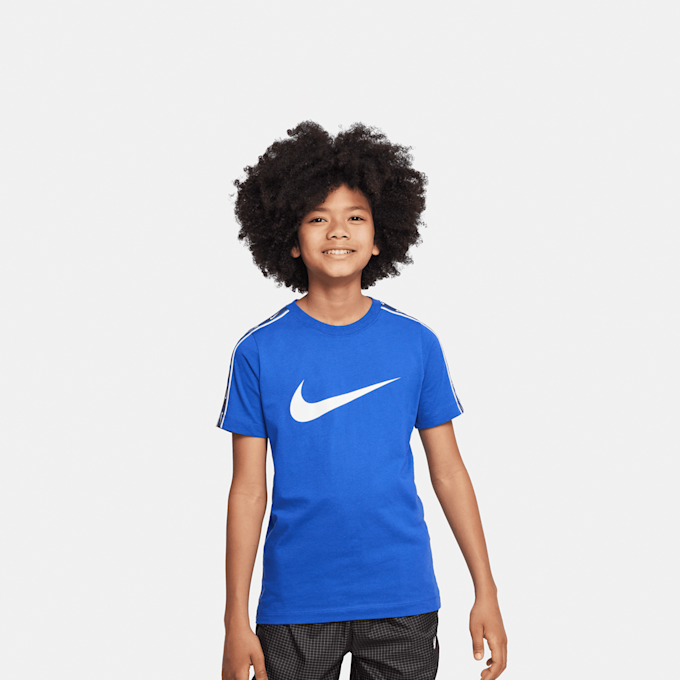 Nike Sportswear Repeat Swoosh Short Sleeve Tee rood 25474 1