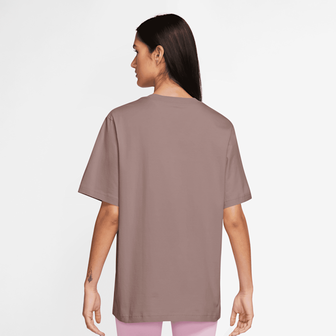 Nike Sportswear Eseentials Low Brand Read T-Shirt bruin 25534 2