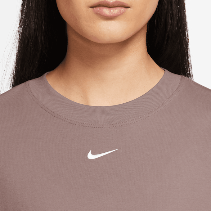 Nike Sportswear Eseentials Low Brand Read T-Shirt bruin 25534 3