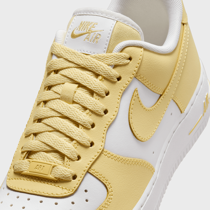 Nike WMNS Air Force 1 '07 żółty 28415 7