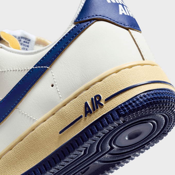 Nike WMNS Air Force 1 '07 beż 28440 7