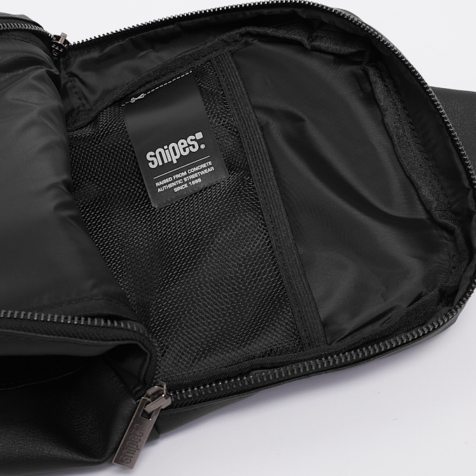 SNIPES Metal Badge Basic Logo Fake Leather Sling Bag zwart 28950 4