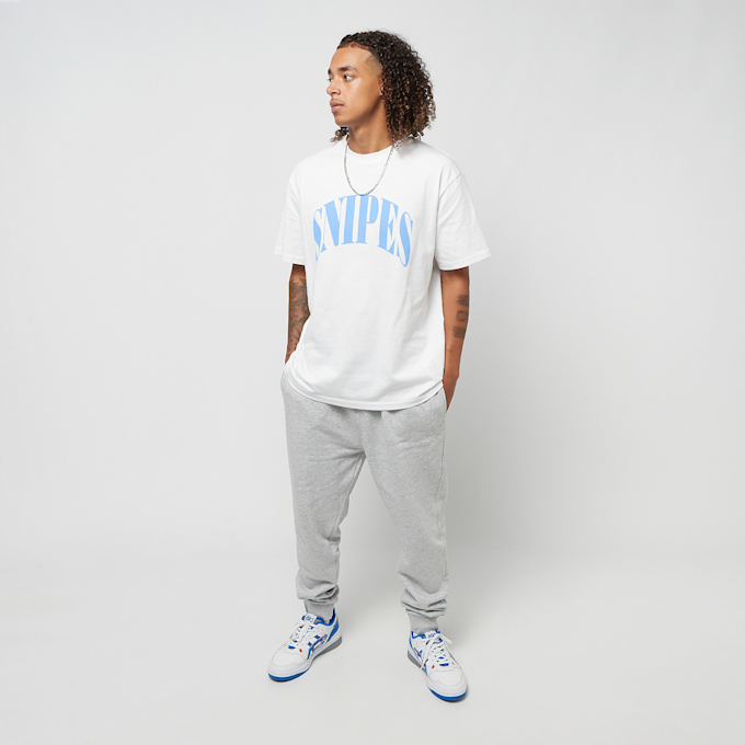 SNIPES Serif Logo Tee branco 29024 4