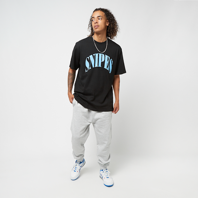 SNIPES Serif Logo Tee czarny 29025 4