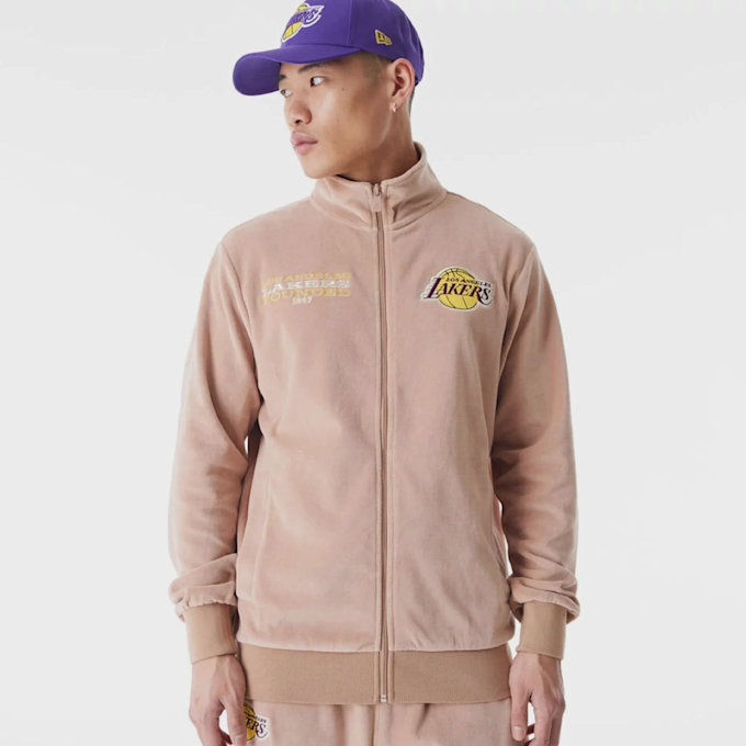 New Era LA Lakers NBA Lifestyle Velours Trackjacket beige 47021 1