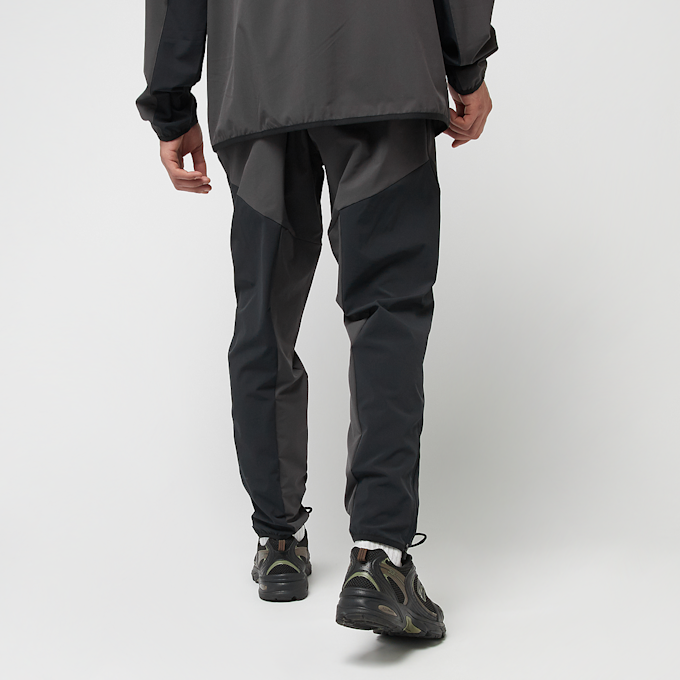 New Balance Woven Tapered Track Pant black gris 42133 2