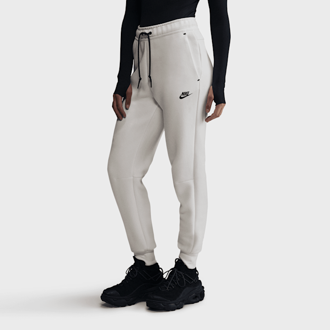 Nike Sportswear Tech Fleece Mid-Rise Jogger blanco 42287 1
