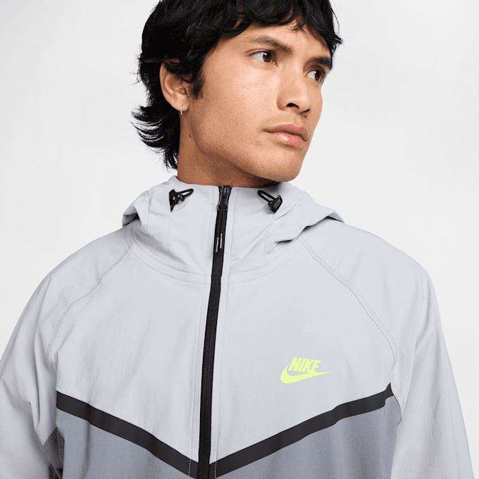 Nike Tech Woven Full-Zip Windrunner Jacket grijs 42648 3