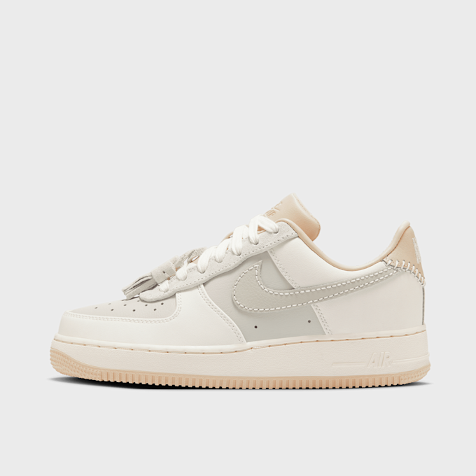 Nike   WMNS Air Force 1 07 bege 42715 1