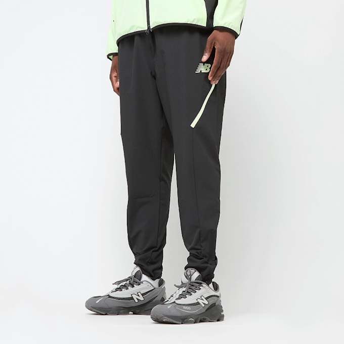 New Balance Woven Tapered Track Pant noir 45465 1