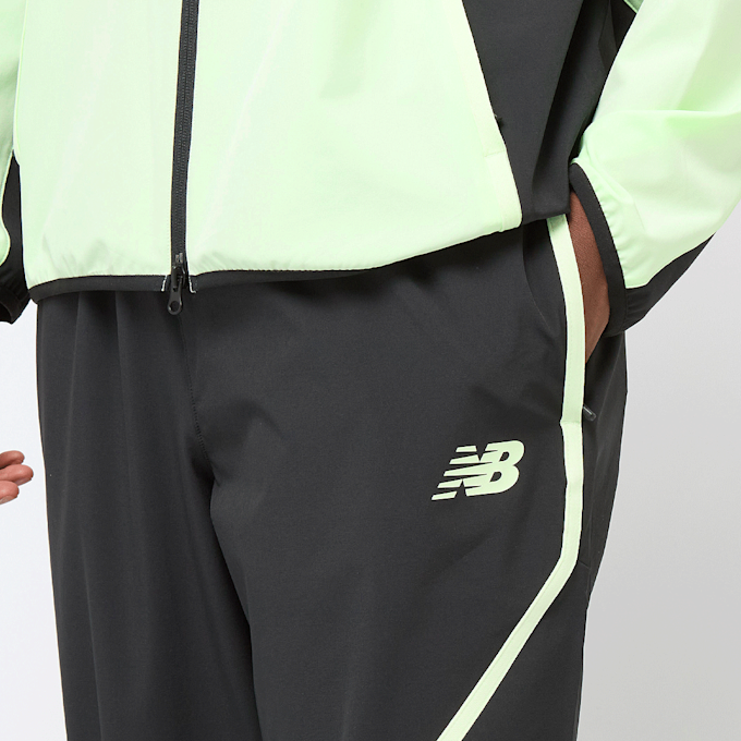 New Balance Woven Tapered Track Pant schwarz 45465 3
