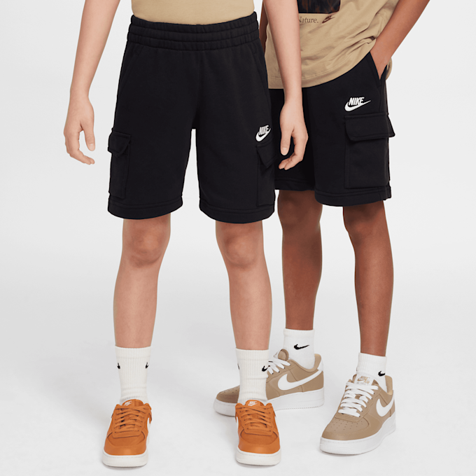 Nike Junior Sportswear Club French-Terry Cargo Short Low Brand Read zwart 46622 1