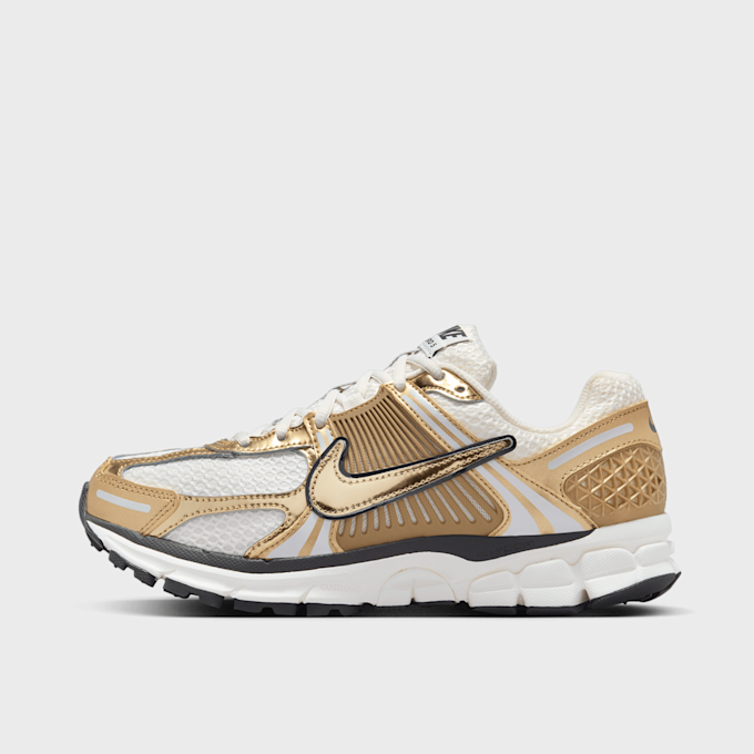 Nike WMNS Zoom Vomero 5 goud 46737 1