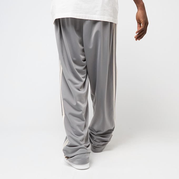 adidas Originals Firebird Adicolor Baggy Fit Trackpants gris 48875 3