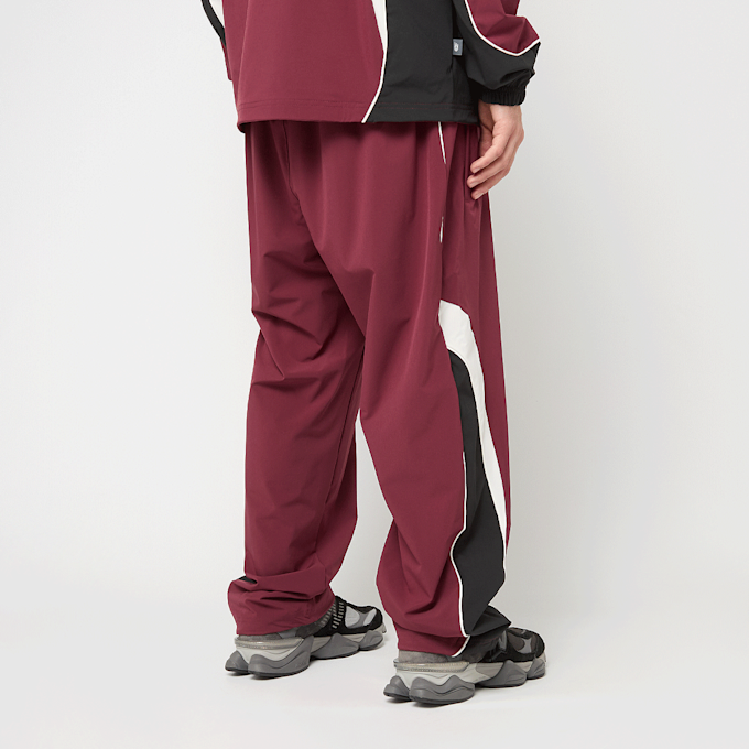 New Balance In Game Woven Trackpant rood 49869 2