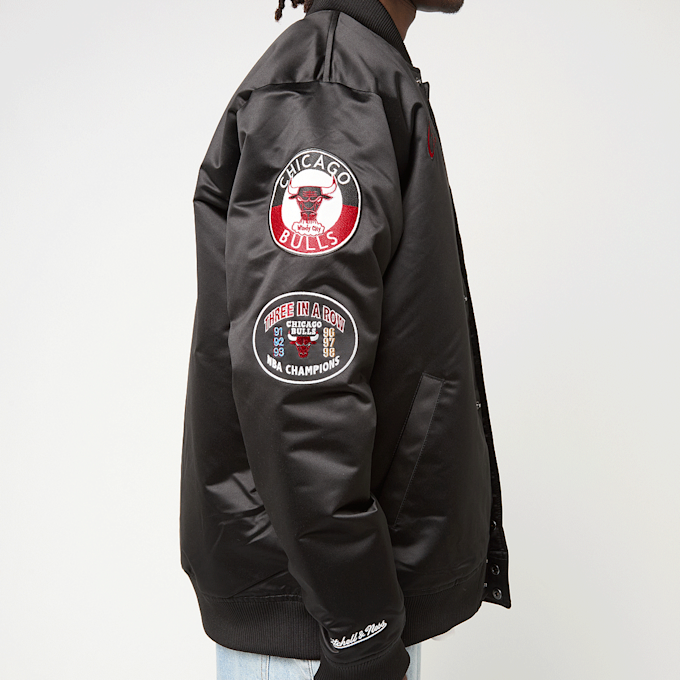 Mitchell & Ness Black Out Satin Jacket Chicago Bulls czarny 92290 5