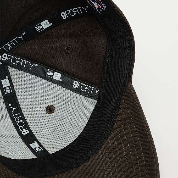 New Era Female 9Forty MLB New York Yankees League Essential Midi bruin 92978 3