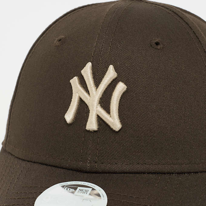 New Era Female 9Forty MLB New York Yankees League Essential Midi bruin 92978 4