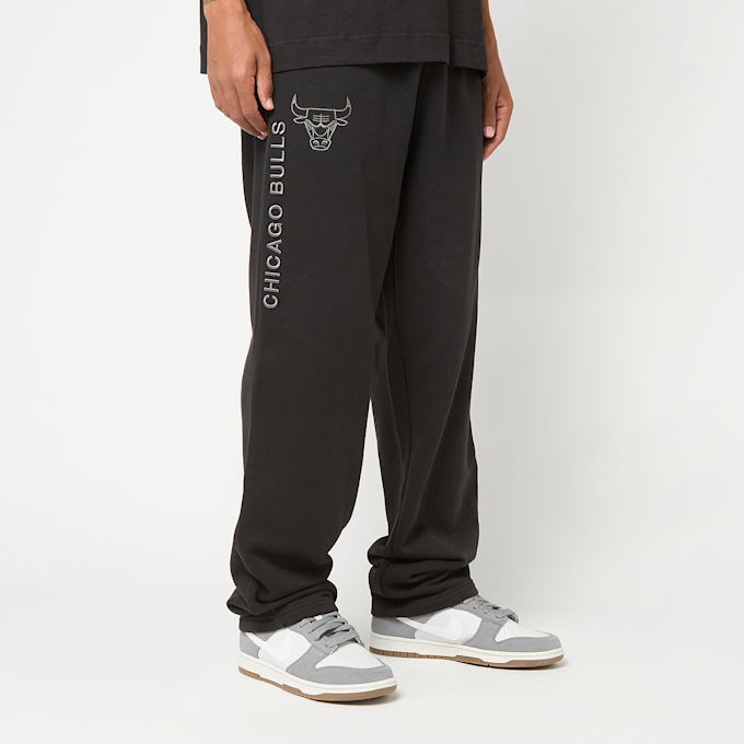 New Era NBA Linear Joggers Chicago Bulls czarny 93068 1