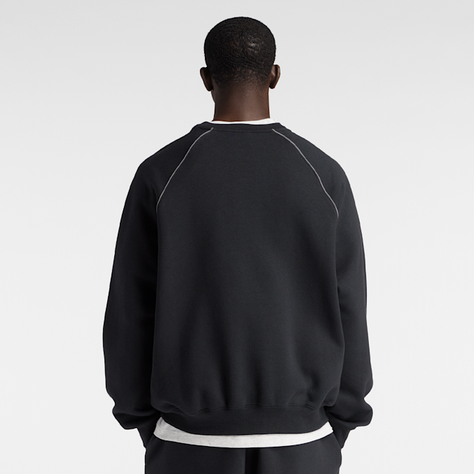 New Balance Linear Graphic Fleece Crew czarny 93642 2