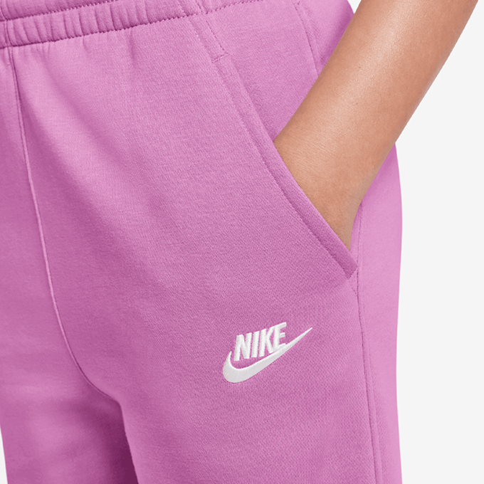 Nike Sportswear Club Fleece Wide-Leg Low Brand Read Pant lichtroze 94558 3