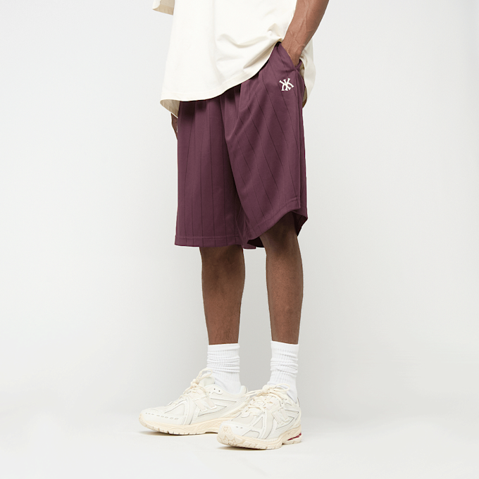 Karl Kani Insignia Shadow Pinstripe Soccer Shorts czerwony 96114 1