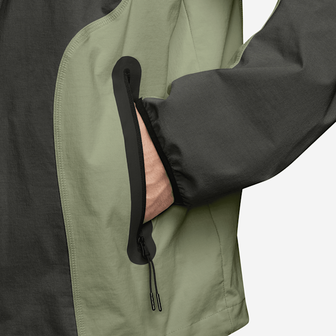 Nike   Tech Dri-FIT Woven Color-Block Windrunner Loose Jacket groen 96209 3