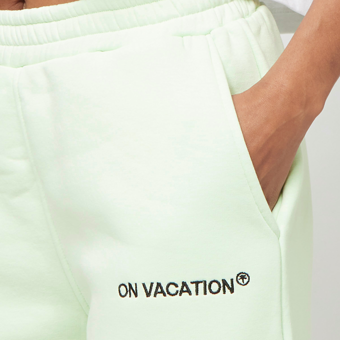 On Vacation Palm Logo Sweat Shorts light green grün 12070 3