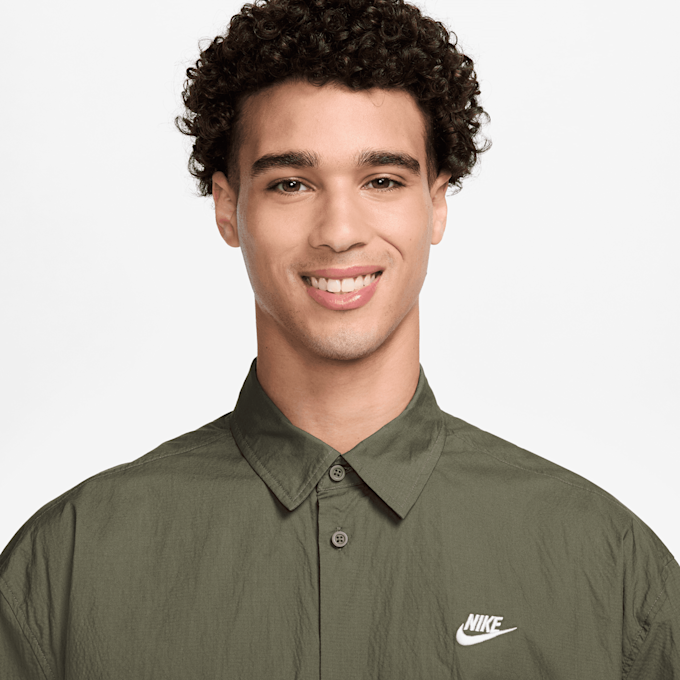 Nike   Club Shortsleeve Button Oversize Shirt verde 46692 3