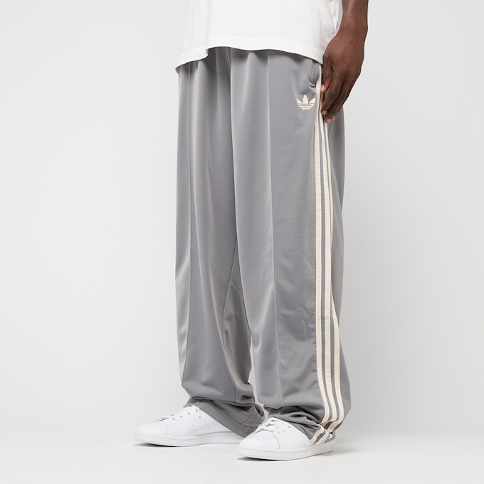 adidas Originals Firebird Adicolor Baggy Fit Trackpants cinzento 48875 1
