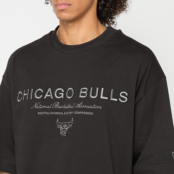 New Era NBA Linear Graphic Box Tee Chicago Bulls czarny 93059 3