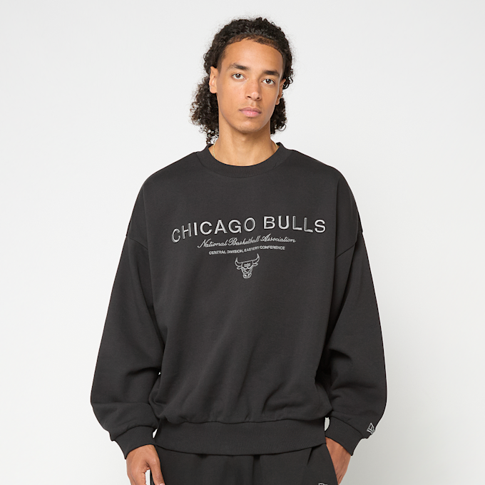 New Era NBA Linear Graphic Boxy Crew Chicago Bulls crna 93081 1