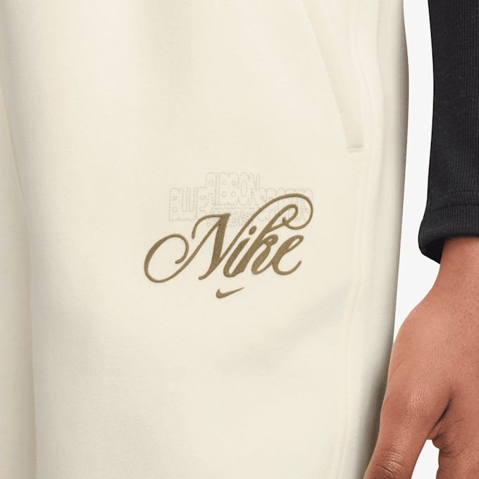 Nike   Sportswear Club Fleece Loose Graphic Pant beige 94565 3
