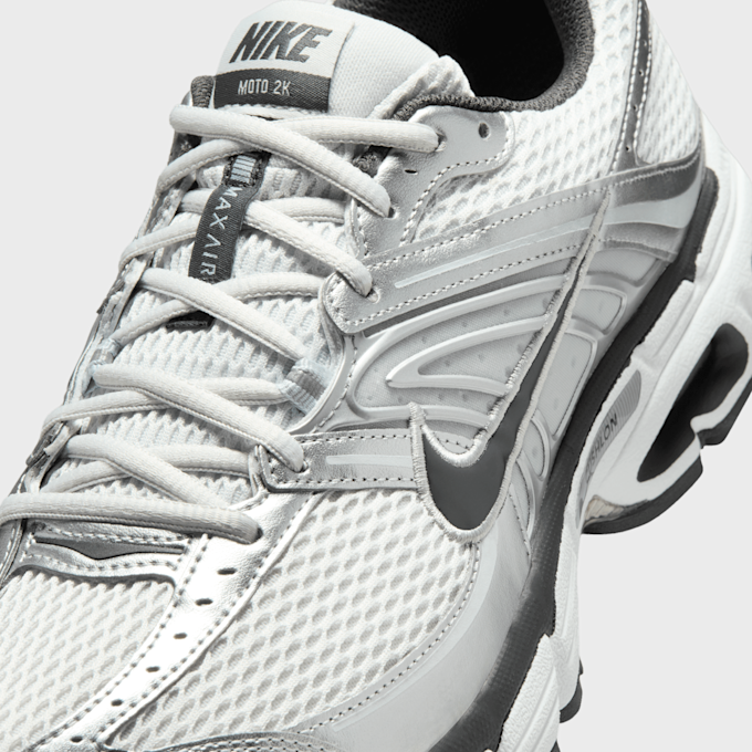 Nike   Air Max Moto 2K blanc 94736 7