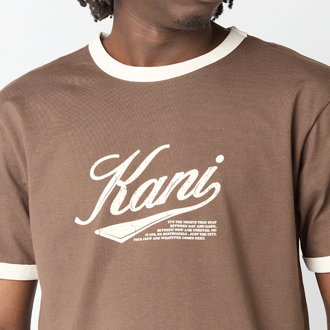 Karl Kani Cursive Varsity Regular Ringer T-Shirt marrón 98830 3