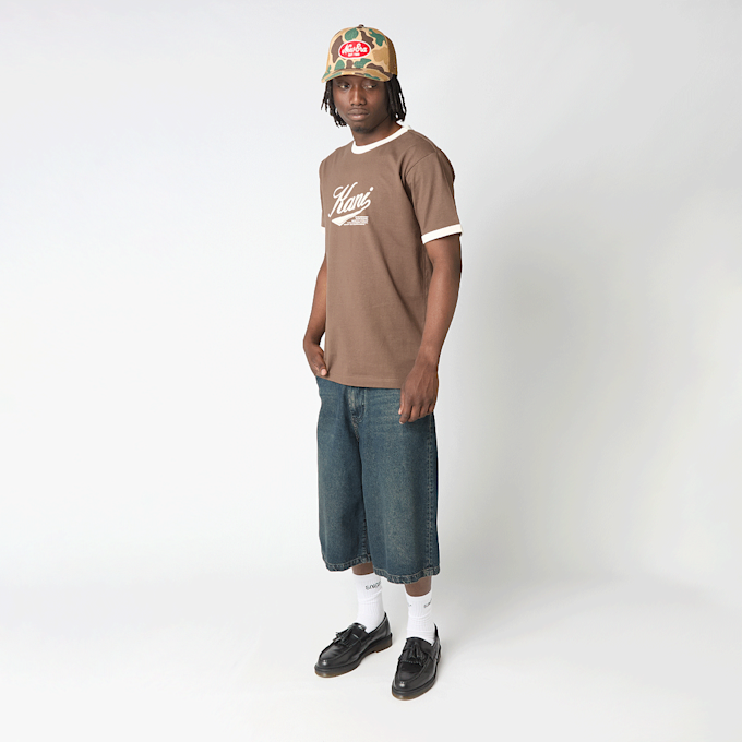 Karl Kani Cursive Varsity Regular Ringer T-Shirt marrón 98830 4