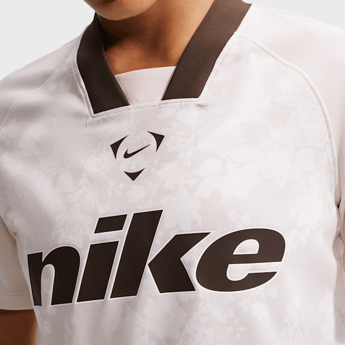 Nike   Sportswear Trend Football Crop Top beige 100165 3
