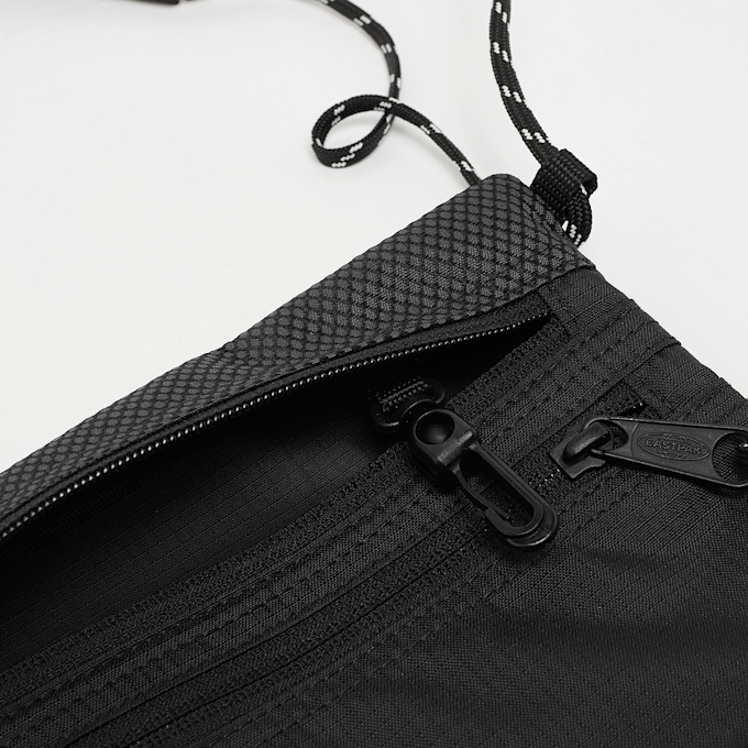 Eastpak Athleish Crossbody schwarz 100299 5
