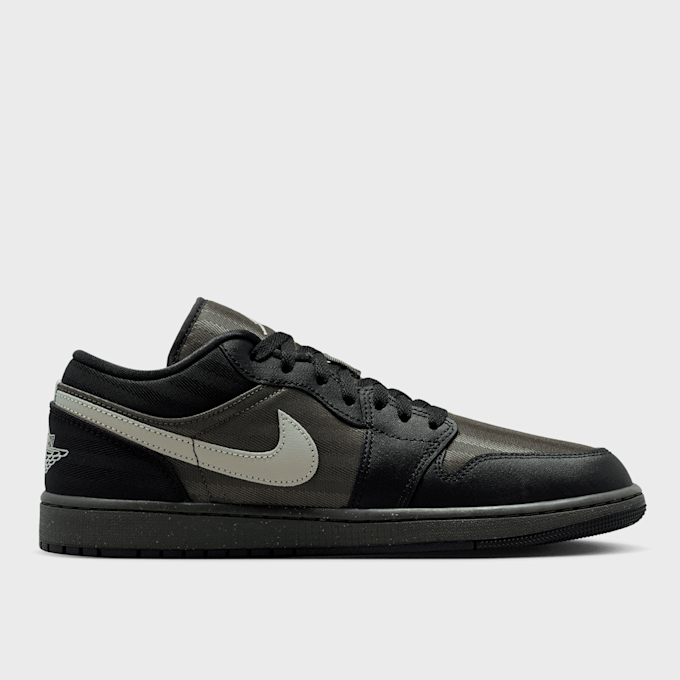 Jordan Air Jordan 1 Low SE black/newsprint/spruce fog crna 105313 2