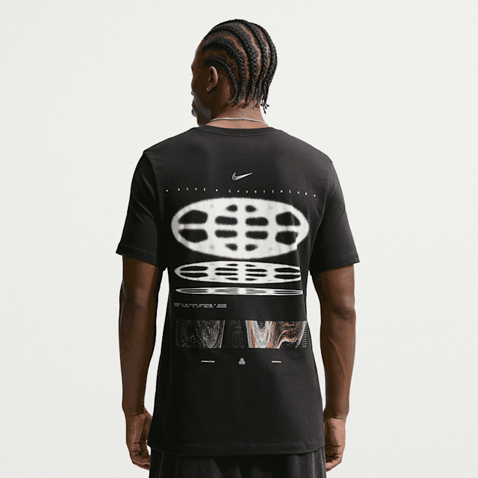 Nike   Sportswear Studio Globe Tee zwart 107316 1