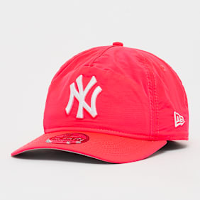 New Era Golfer Curved Visor Everyday Nylon New York Yankees rood