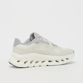 On Cloudtilt Remix bež