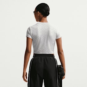 Nike   Sportswear Chill Knit Cropped T-Shirt bianco