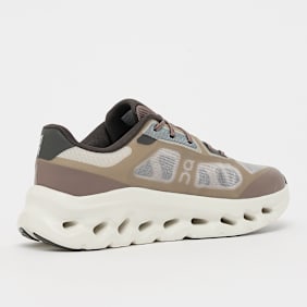 On Cloudtilt Remix castanho