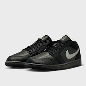 Jordan Air Jordan 1 Low SE black/newsprint/spruce fog zwart