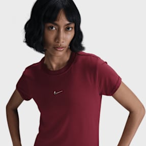 Nike   Sportswear Chill Knit Slim Cropped T-Shirt rouge