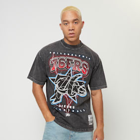Mitchell & Ness NBA Oversized Graphic Tee Philadelphia 76ers grijs
