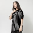 Karl Kani Small Signature Essential Pinstripe OS Tee negro 9878 1